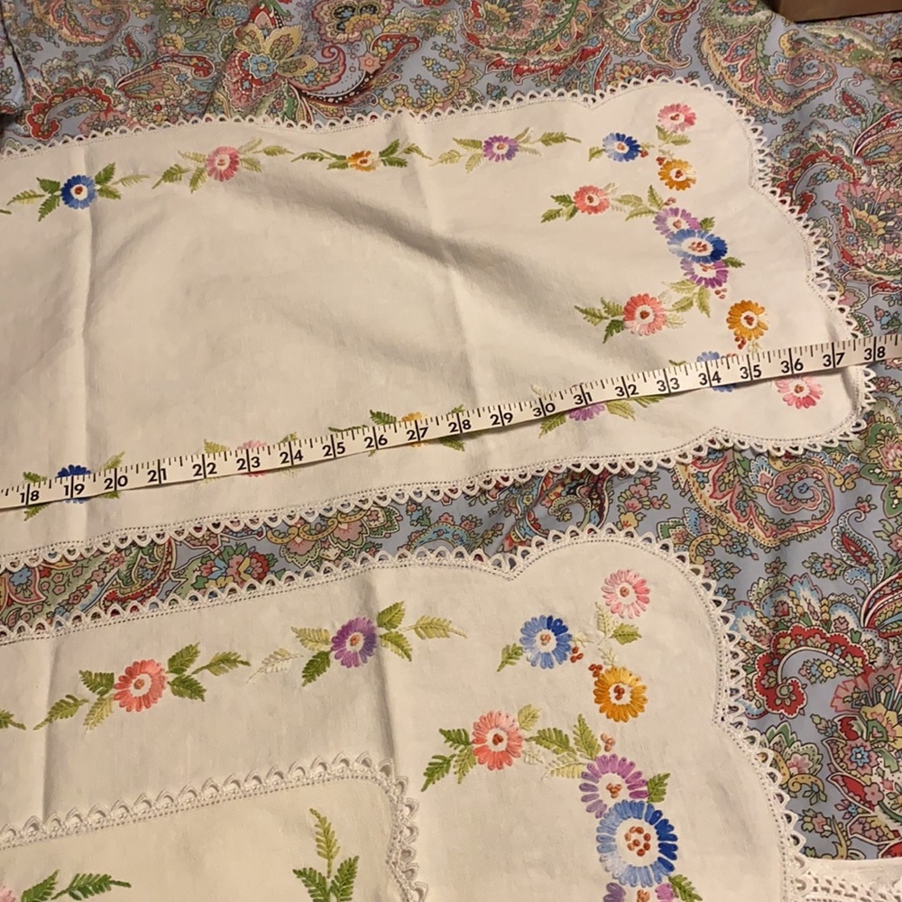 Lot of Vintage dresser scarves/ protectors - Picture 3 of 14